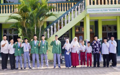 Bangkitkan Semangat Berprestasi, Yayasan Husnul Khatimah Apresiasi Siswa Juara PORSEMA JATENG 2025