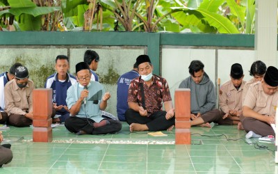 Penanaman Pendidikan Karakter Siswa MA Husnul Khatimah melalui Kegiatan Ziarah Kubur